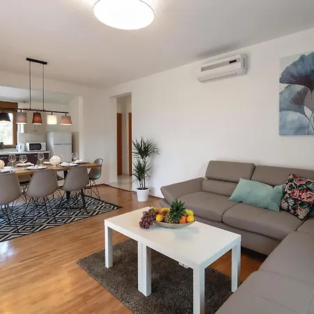 Casa vacanze Cozy In Krvavici With Jacuzzi *
