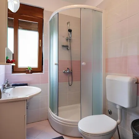 Cozy In Krvavici With Jacuzzi Sarici (Istria)
