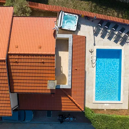 Cozy In Krvavici With Jacuzzi Holiday home