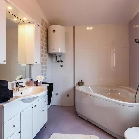 Holiday home Cozy In Krvavici With Jacuzzi