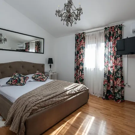 Cozy In Krvavici With Jacuzzi Holiday home