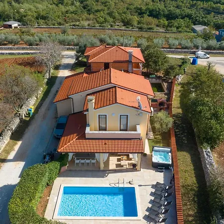 Holiday home Cozy In Krvavici With Jacuzzi Sarici (Istria)