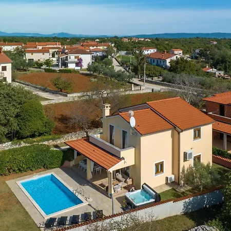 Cozy In Krvavici With Jacuzzi Sarici (Istria)