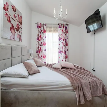 Cozy In Krvavici With Jacuzzi Holiday home